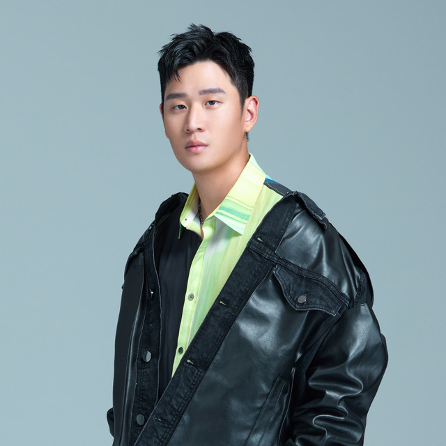 Portrait photo of the Chinese artist Eric Chou